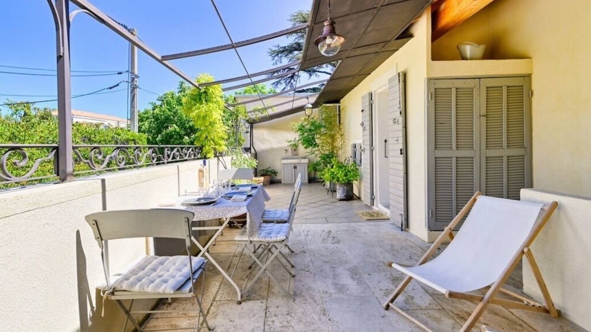 Couronne Urbaine Apartment | Appartement de Charme Dans Maison de Ville, Climatisé, Grande Terrasse