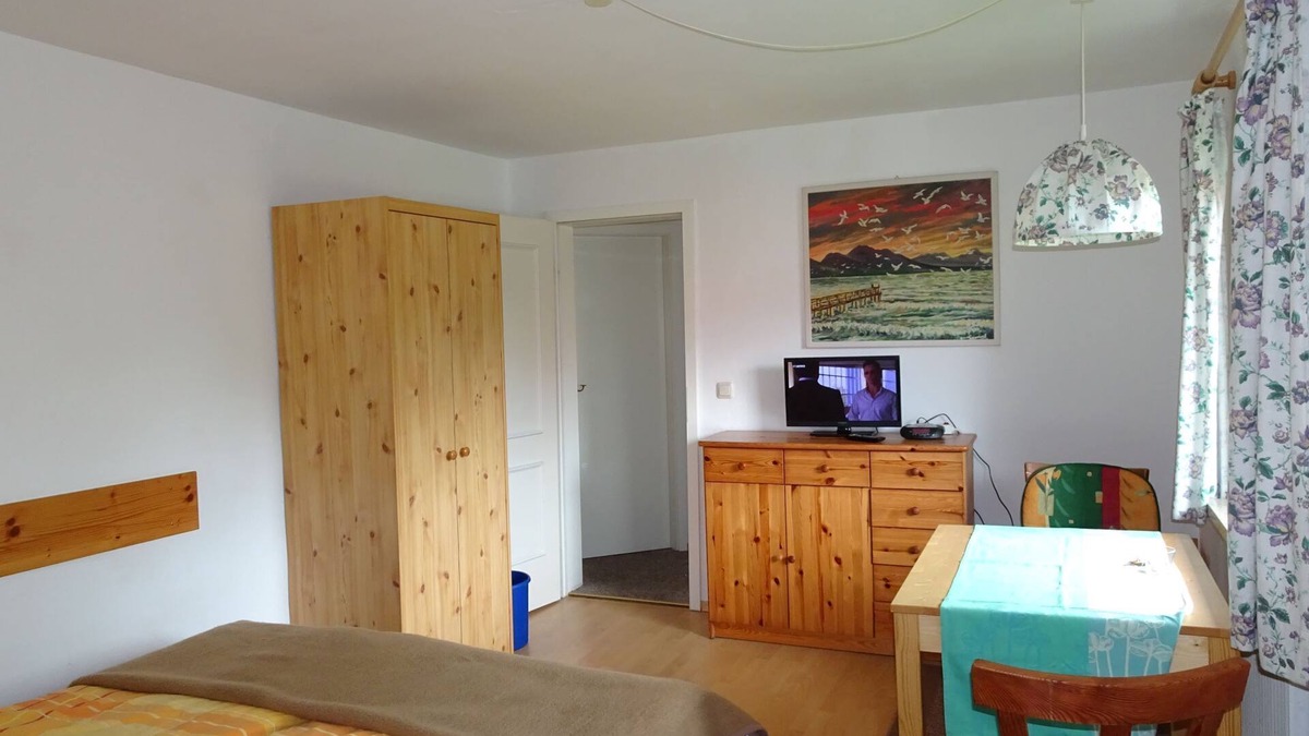 Gollenshausen a.Chiemsee Apartment | Appartement 1 - 22 qm - Wohn-/Schlafraum, Küche, Dusche, WC, eigener Balkon
