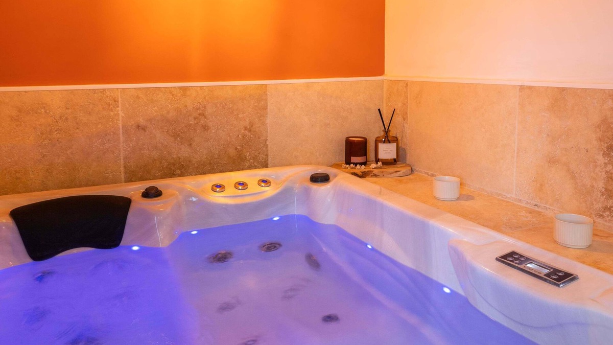 Ales Apartment | Appartement de Prestige Pour Couple- Avril/été- Spa, Sauna, Terrasse- Alès/gard
