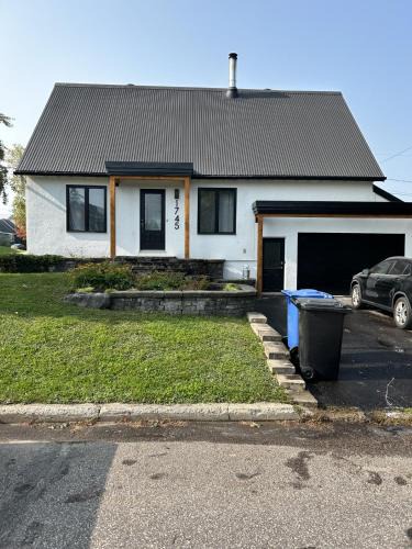 L'Ancienne-Lorette Apartment | Appartement en face de l'aéroport de Québec
