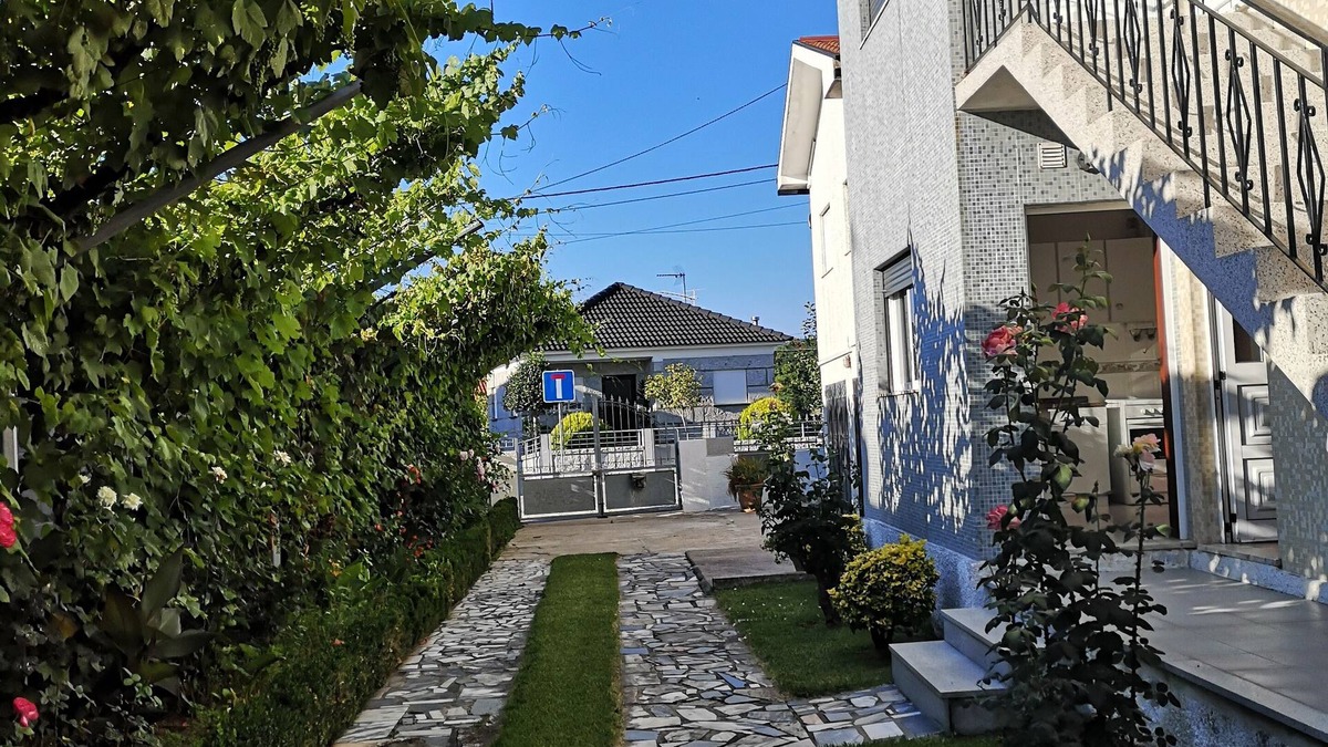Medelo Apartment | Appartement F3 AU RDC Avec Jardin Cloture ET Fleurie