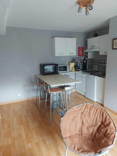 Bazouges-sur-le-Loir Apartment | appartement a l'étage d'une maison avec entrée commune comprenant une chambre avec un grand lit , une d'enfant et un clic-clac dans la piece de vie