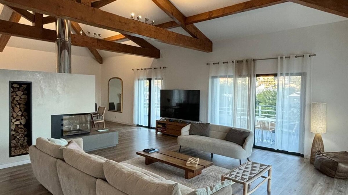 Miomo Apartment | Appartement de Prestige Idéalement Situé au Bord de L'eau Avec Grande Terrasse