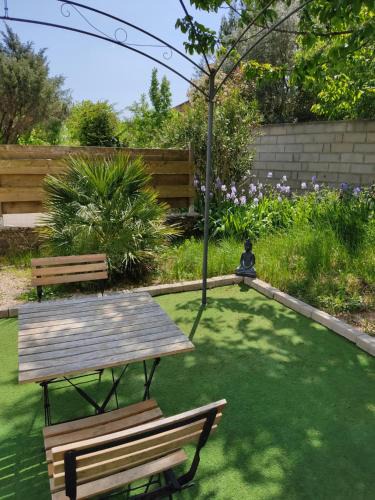 Cannes-et-Clairan Apartment | appartement indépendant f2 avec terrasse et jardin