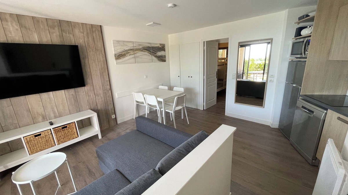 La Croix des Gardes Apartment | Appartement Meublé Avec Terrasse, vue mer et Accès Piscine