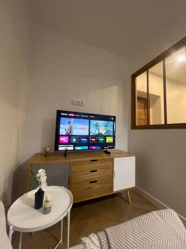 Alfortville Apartment | Appartement moderne et cosy , 5 min de la gare de RER D , remise des clés en main propre