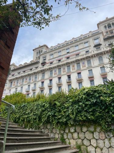 Menton Apartment | Appartement Ombragé 44m2 Riviera Palace Belle-Epoque, Restomod et Literie Prestige