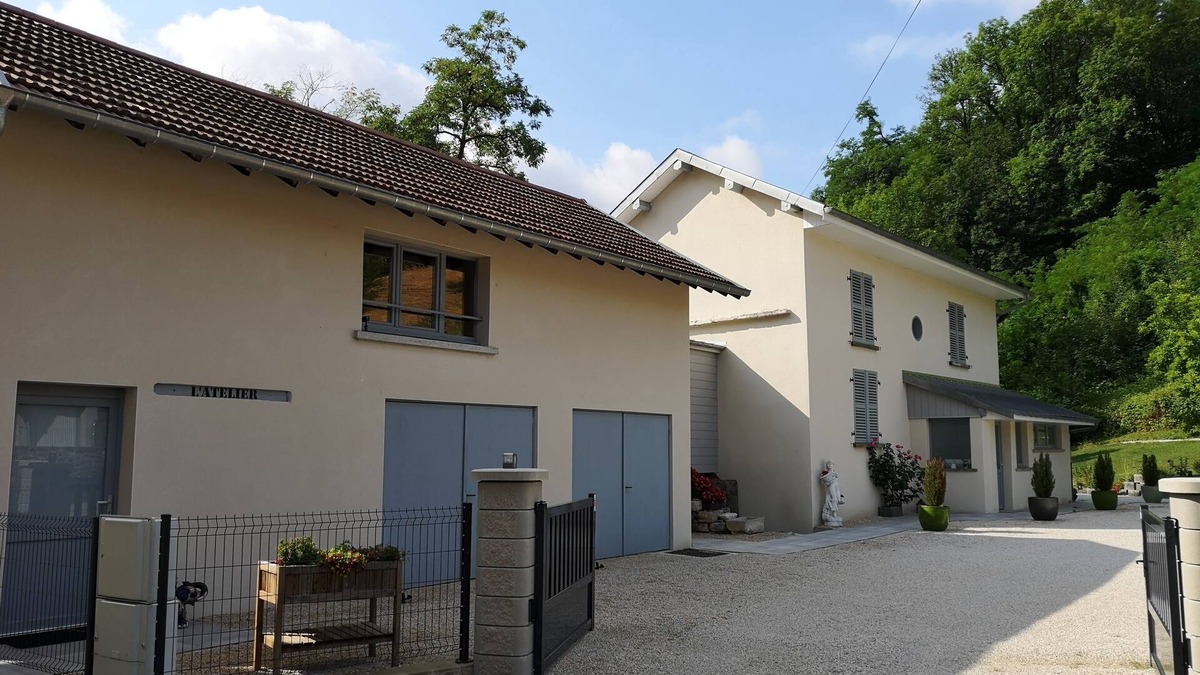 Salins-les-Bains House | Appartement Pour 2 Personnes Dans Propriété Calme