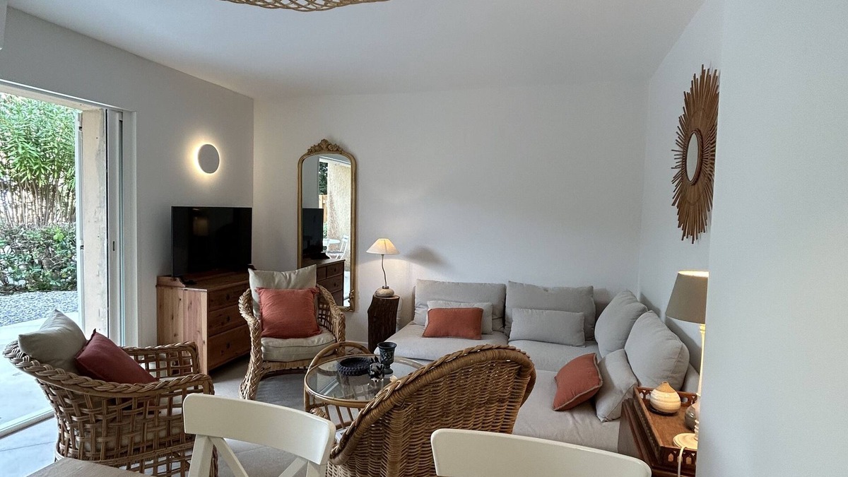 Cavaliere Apartment | Appartement Rénové Avec Jardin et Parking à 5 mn à Pied de la Plage et du Centre