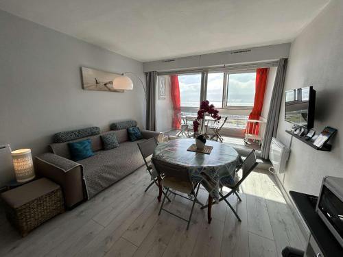 Saint-Jean-de-Monts Apartment | Appartement Studio cabine, 4 couchages, face à la mer - FR-1-224C-304