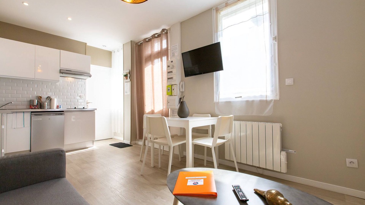 Saint-Quentin Apartment | Appartement sleeps 4 + terrace ref TR13