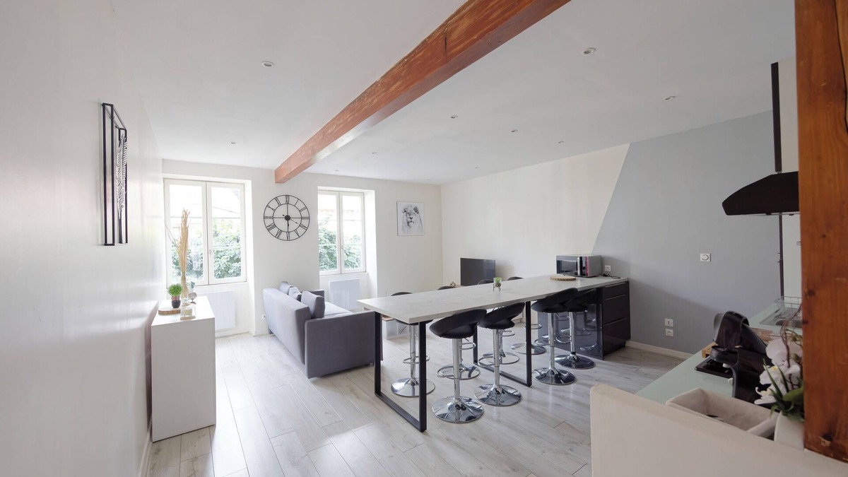 Lons-le-Saunier Apartment | Appartement Spacieux et Convivial Pour un Magnifique Séjour Entre Amis/familles