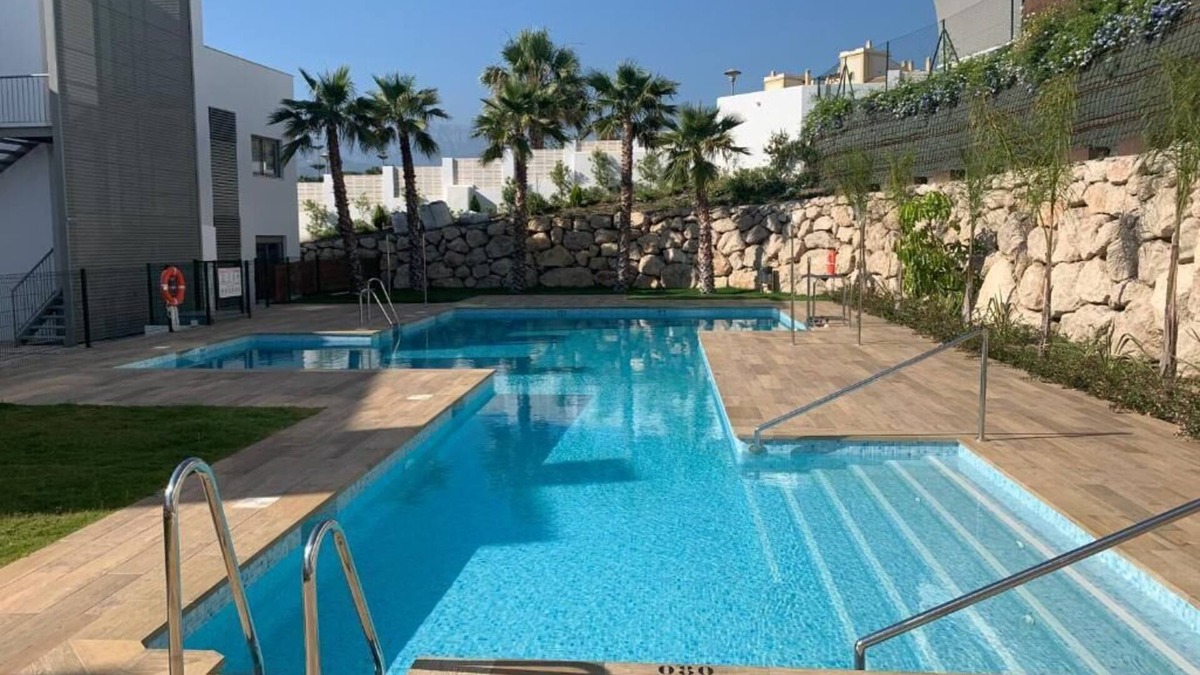 Caleta de Velez Apartment | Appartement voor 4 personen met ruim terras en zicht op bergen en zee.