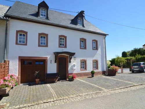 Ittel Apartment | Appealing Apartment in Ittel with Garden, Parking, Bicycles