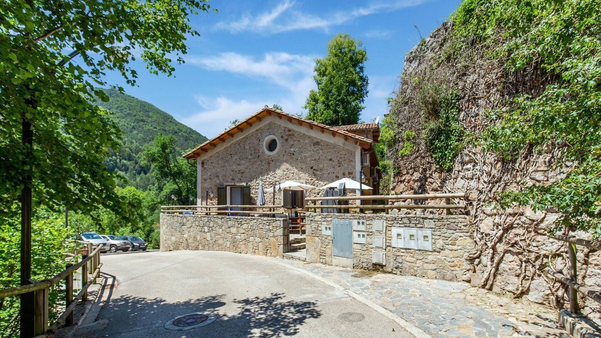 Ogassa Cottage | Appealing holiday home in Ogassa with patio