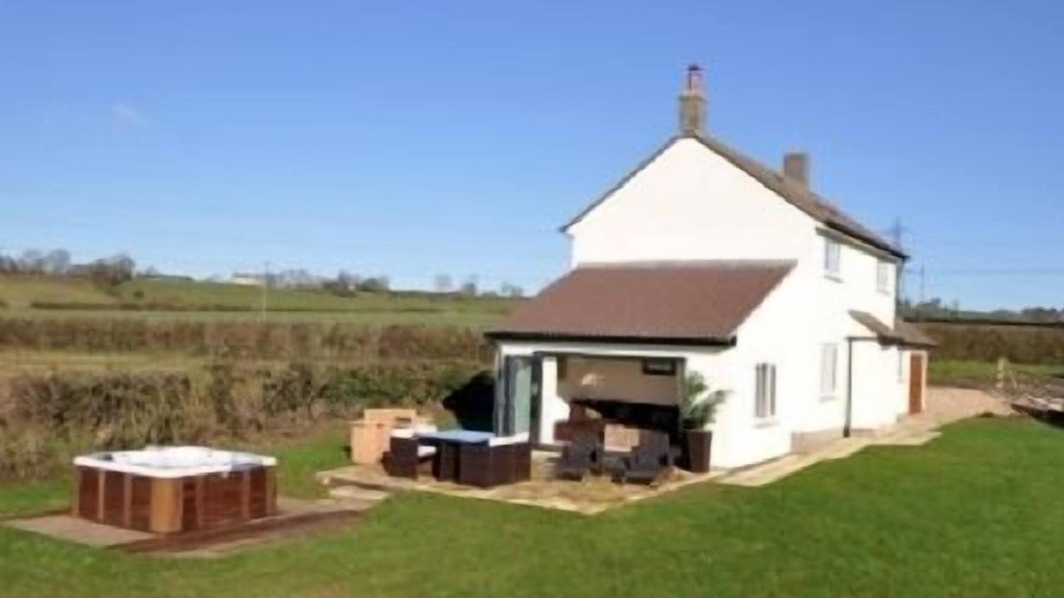 Shepton Mallet Cottage | Apple Cottage - sleeps 4 guests in 0 bedrooms