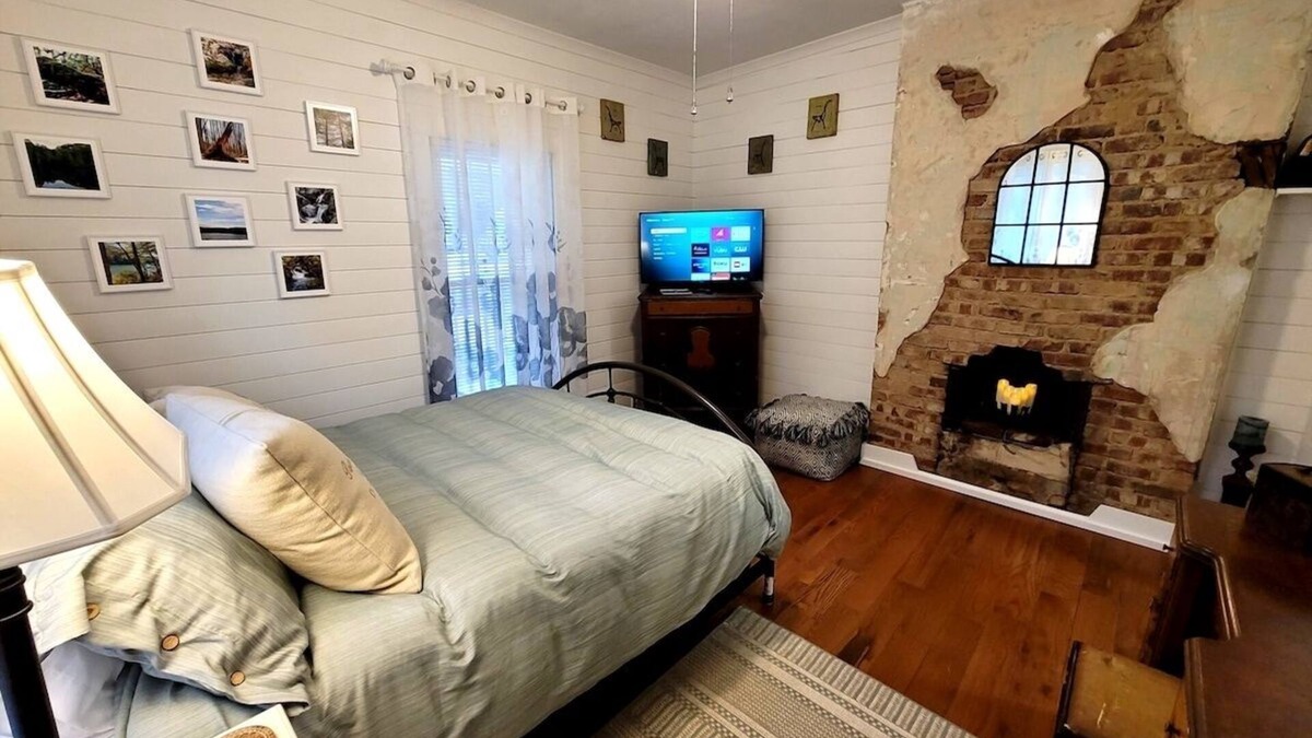 Bristol House | Apple Hill Bungalow, Family and PET Friendly!