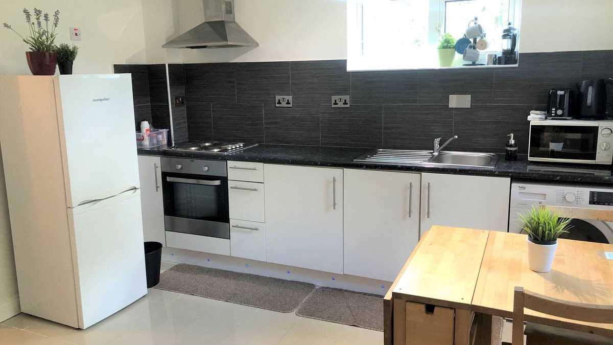 Harlington House | Apple House Guesthouse Heathrow Airport