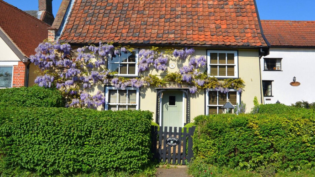 Saxlingham Nethergate House | Apple Tree Cottage - Two Bedroom House, Sleeps 4