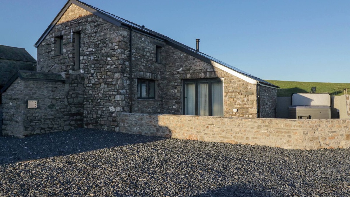 Dalton-in-Furness Cottage | APPLE TREE BARN, family friendly, with hot tub in Dalton-In-Furness
