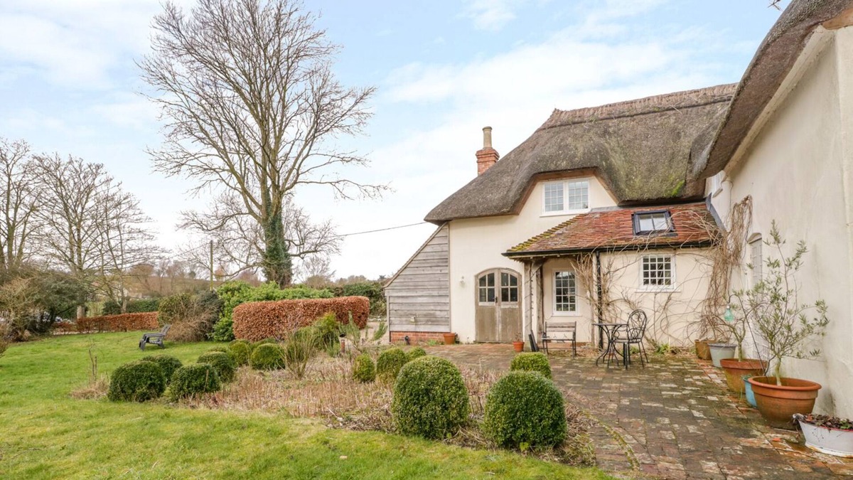 Tarrant Monkton Cottage | APPLE TREE COTTAGE, family friendly, with hot tub in Blandford Forum