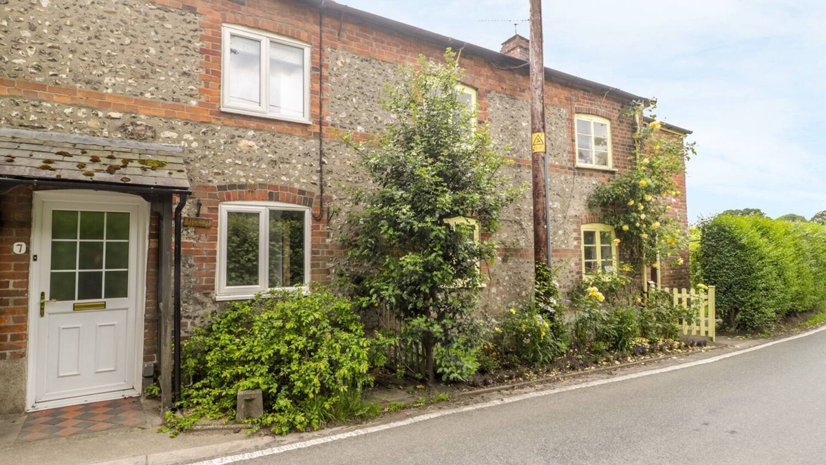 Shillingstone Cottage | APPLE TREE COTTAGE, pet friendly, with open fire in Shillingstone