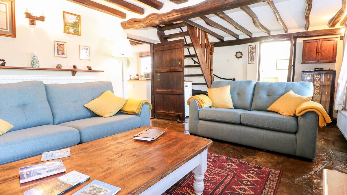 Warnham Cottage | APPLE TREE COTTAGE, pet friendly, with open fire in Warnham