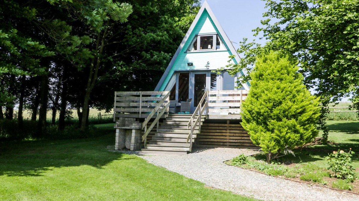 Corton Cottage | APPLE TREE LODGE, pet friendly, with a garden in Gillingham