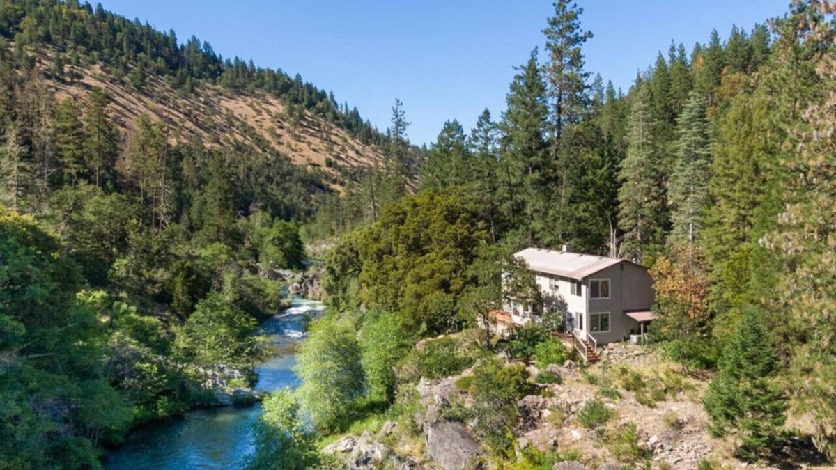 Jacksonville House | Applegate Riverside Retreat