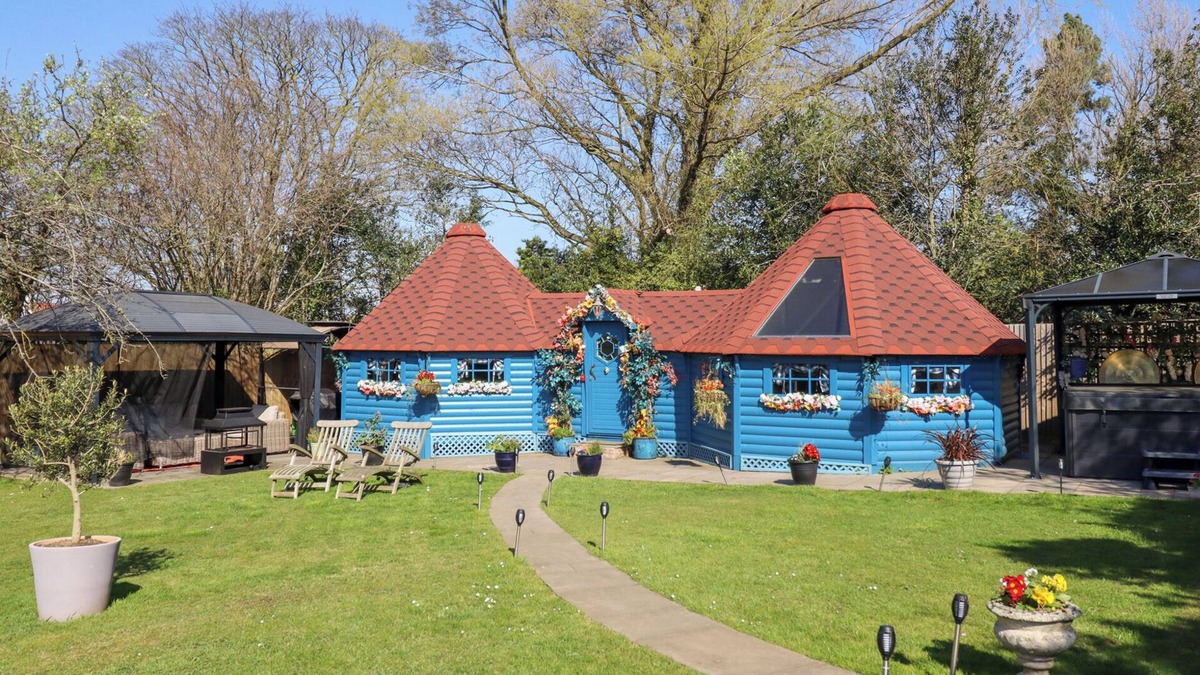 Dolphin Cottage | APPLEJACKS ORCHARD, pet friendly, with hot tub in Holywell