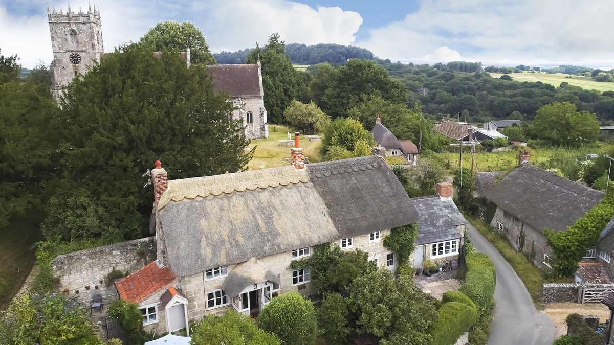 Donhead Saint Andrew Apartment | Appleyard Cottage is a beautiful thatched cottage with plenty of character and modern comforts. Loca