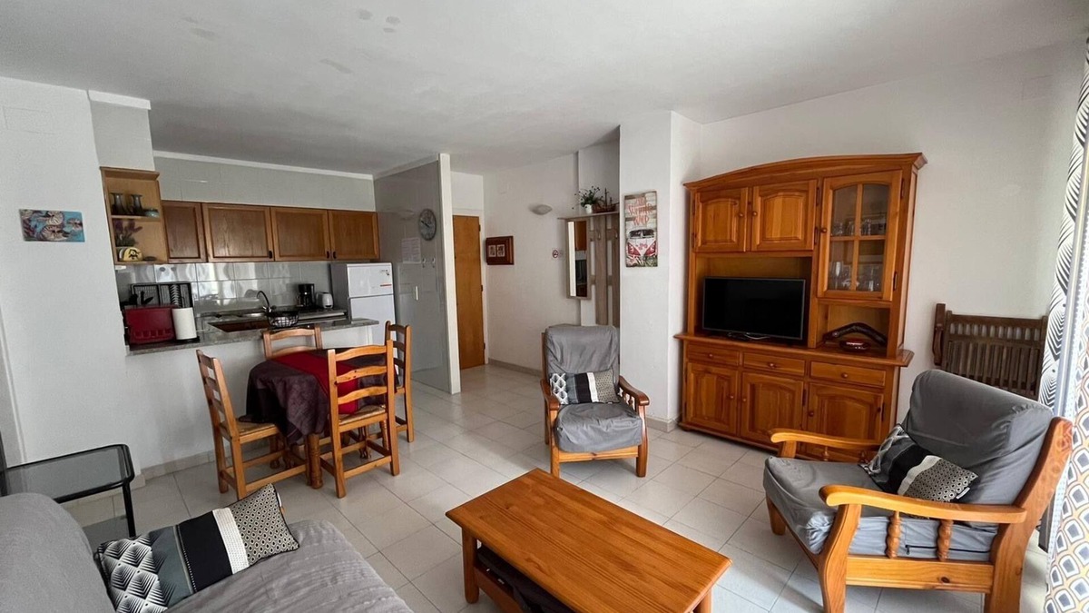 Llanca Apartment | appt 6 pers with swimming pool, beach at 200m, port at 400m and shops at 300m