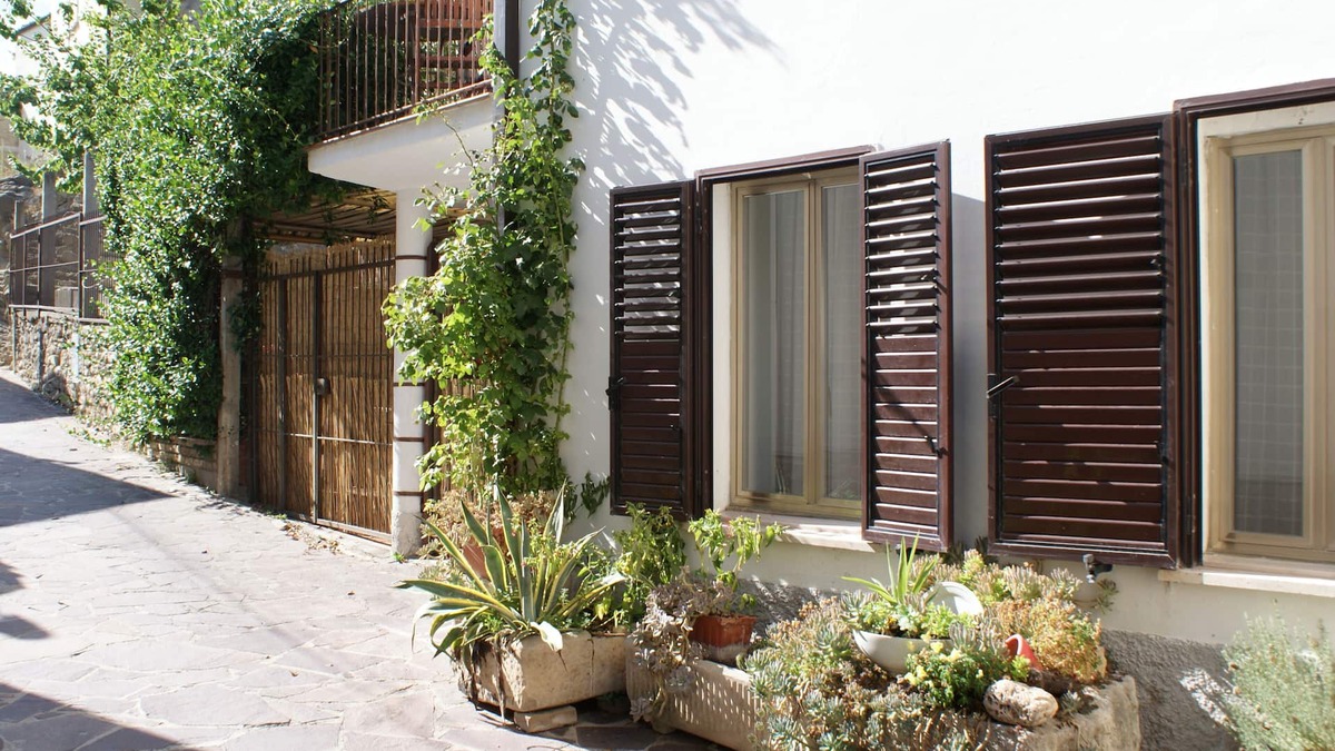Roccascalegna House | Apricot House is nestled under the imposing medieval Castle of Roccascalegna