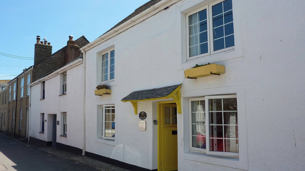 Coverack Cottage | APRIL COTTAGE, pet friendly, country holiday cottage in Coverack