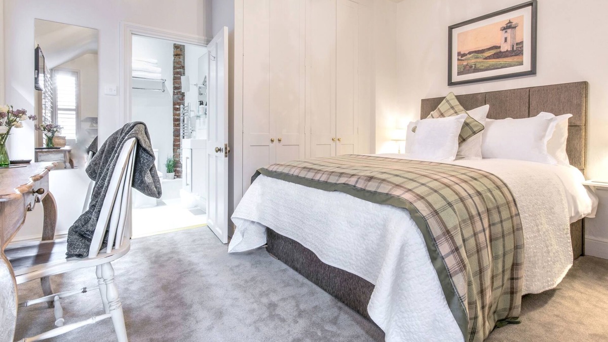 Weybridge House | April House Weybridge - Boutique Guesthouse