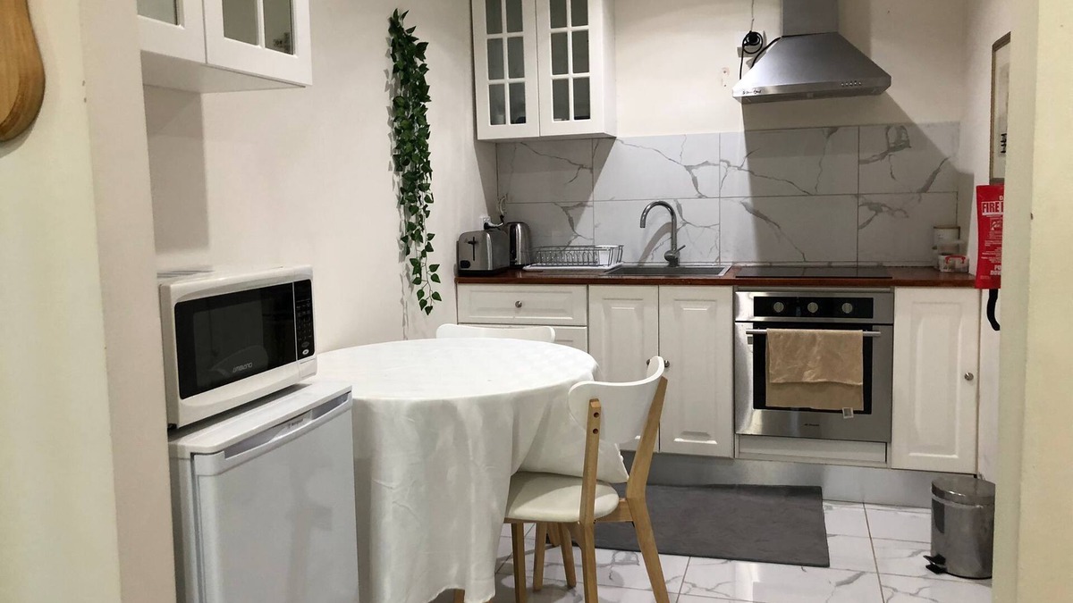 Melton West House | Aprtment in large home w/parking close to hiking trails/swimpool/shopping mall