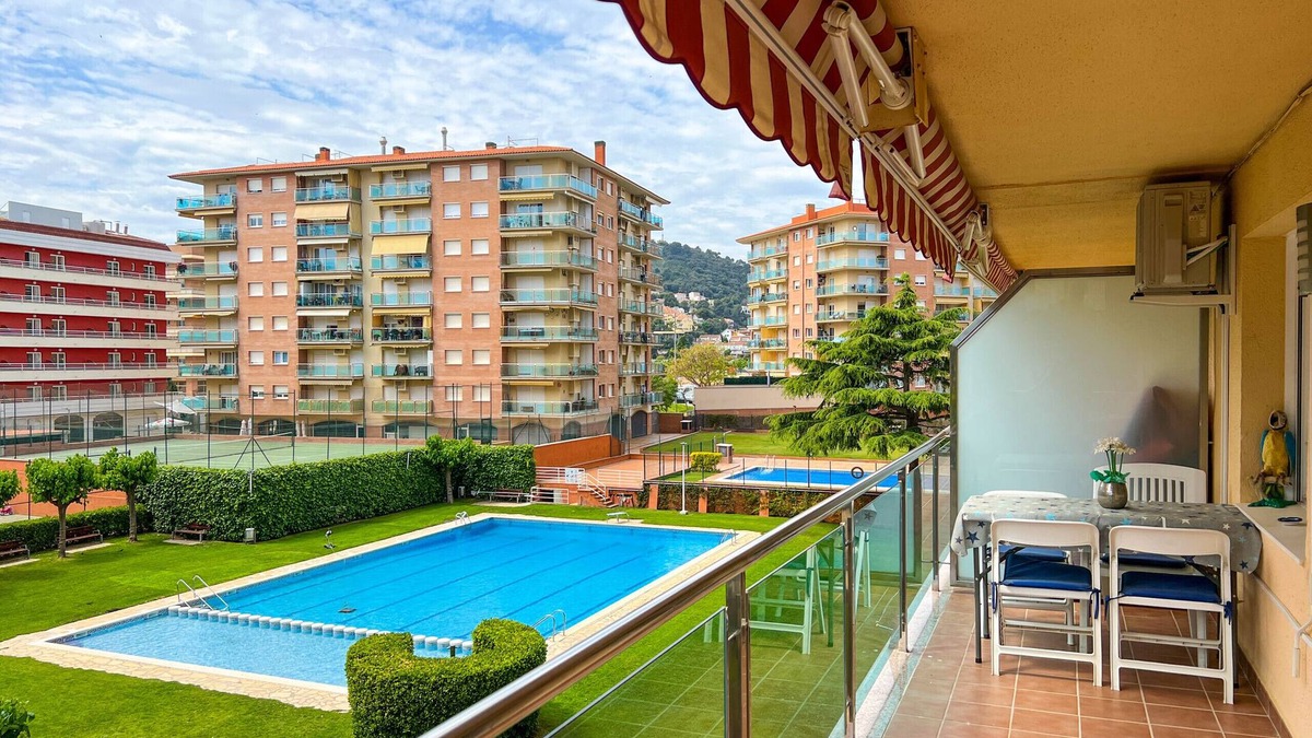 Santa Susanna Apartment | Apt 2 pax on the Santa Susanna promenade. Community pool and garden, free wifi and air conditioning in the living room. Excellent location, 3 min from the beach, shops, bars and restaurants. Lively area! Vivalidays Lora.
