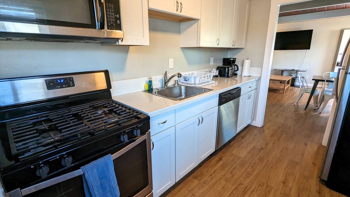 Logan Heights Apartment | Apt #3, 2 bedroom /1 bathroom, 8 min to Downtown!