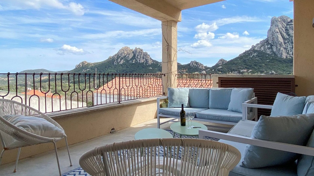 San Pantaleo Apartment | Apt. Azure, central, parking, top for 6