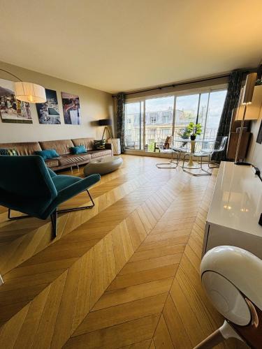 Combat Apartment | Apt Buttes Chaumont vue Paris