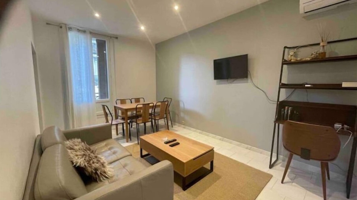 Gares Apartment | Apt Climatisé à 7 Mins à Pied Gare Avec Parking