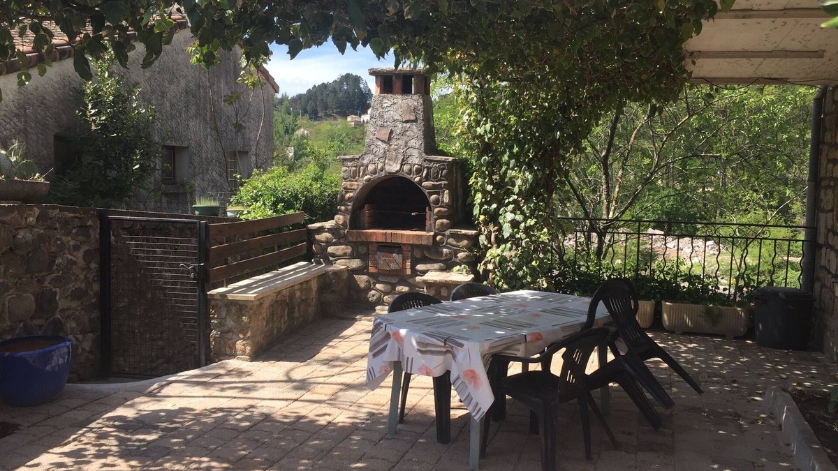Vals-les-Bains House | Apt f2 on the ground floor of villa, garden, barbecue 450m from the town center and shops.
