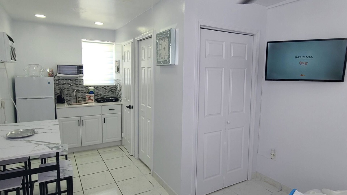 Boulevard Heights Apartment | Apt Hollywood Fl close to Hard Rock Stadium and Hard Rock Casino Guitar Hotel