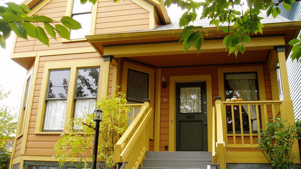 Eliot Apartment | Apt in urban setting. Close to Everything, Short walk to Coffee & Restaurants