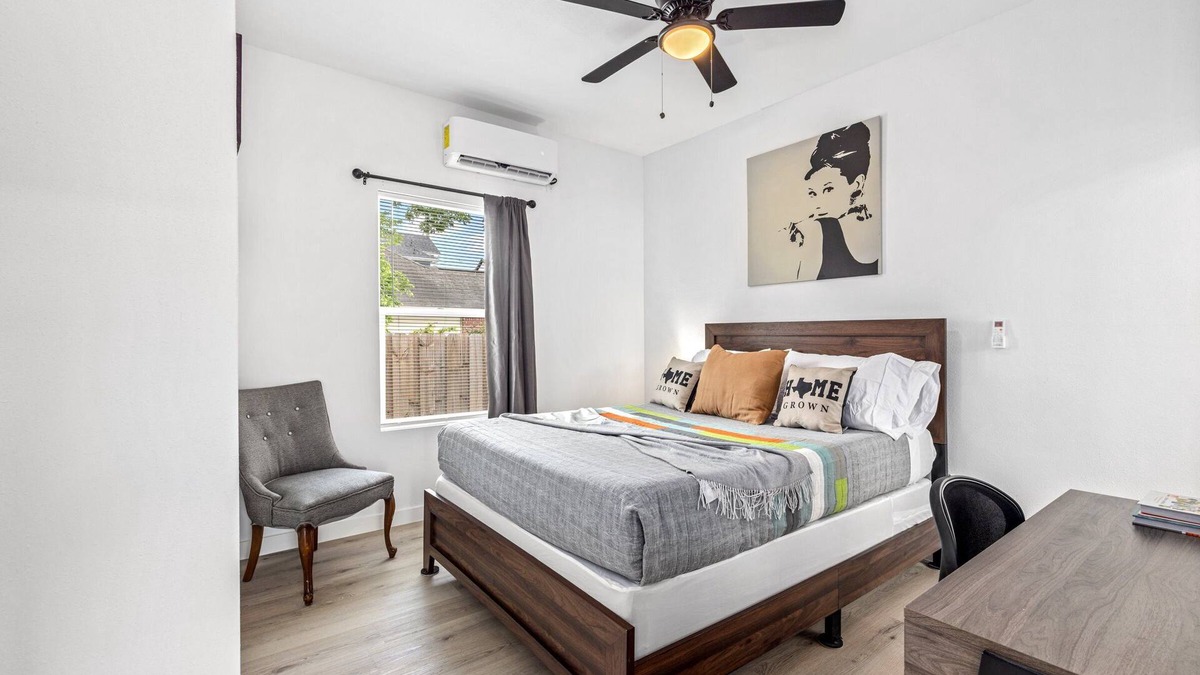 Northside House | Apt Near Downtown | Desk WiFi TVs | Games | Pets