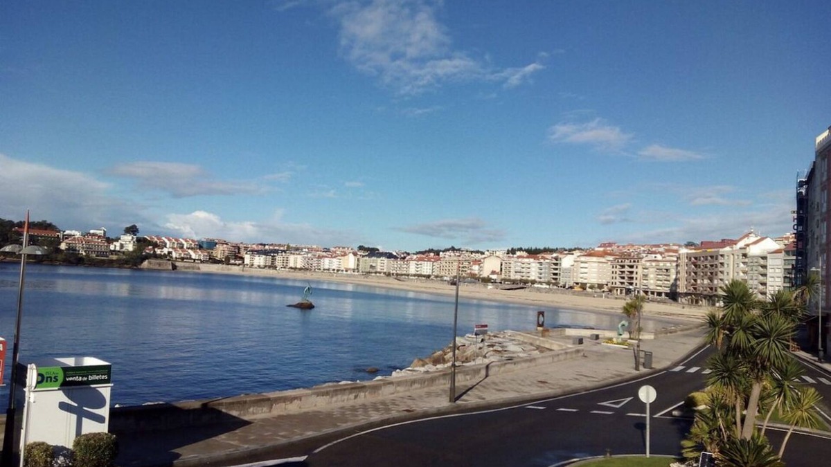 Quintans Apartment | Apt Sanxenxo one minute from the beach, views with garage and elevator. 8 pax