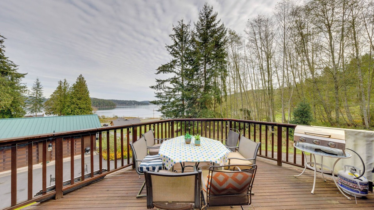 Oak Harbor Apartment | Apt w/Bay Views, Deck & Grill in Oak Harbor!