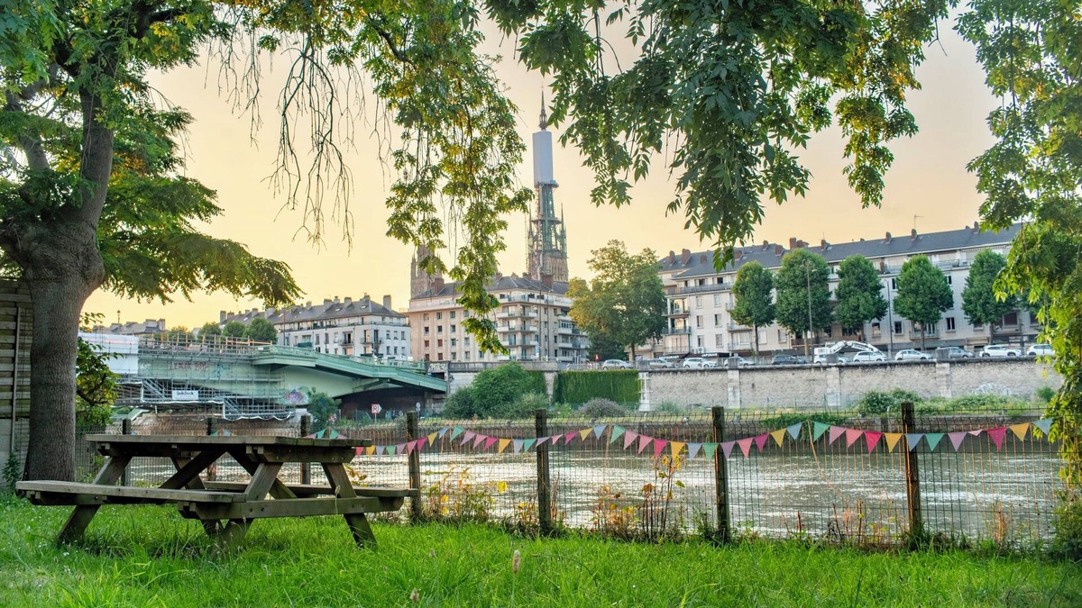 Centre Ville Rive Gauche Apartment | Apt with garden and parking on the banks of the Seine in front of the cathedral