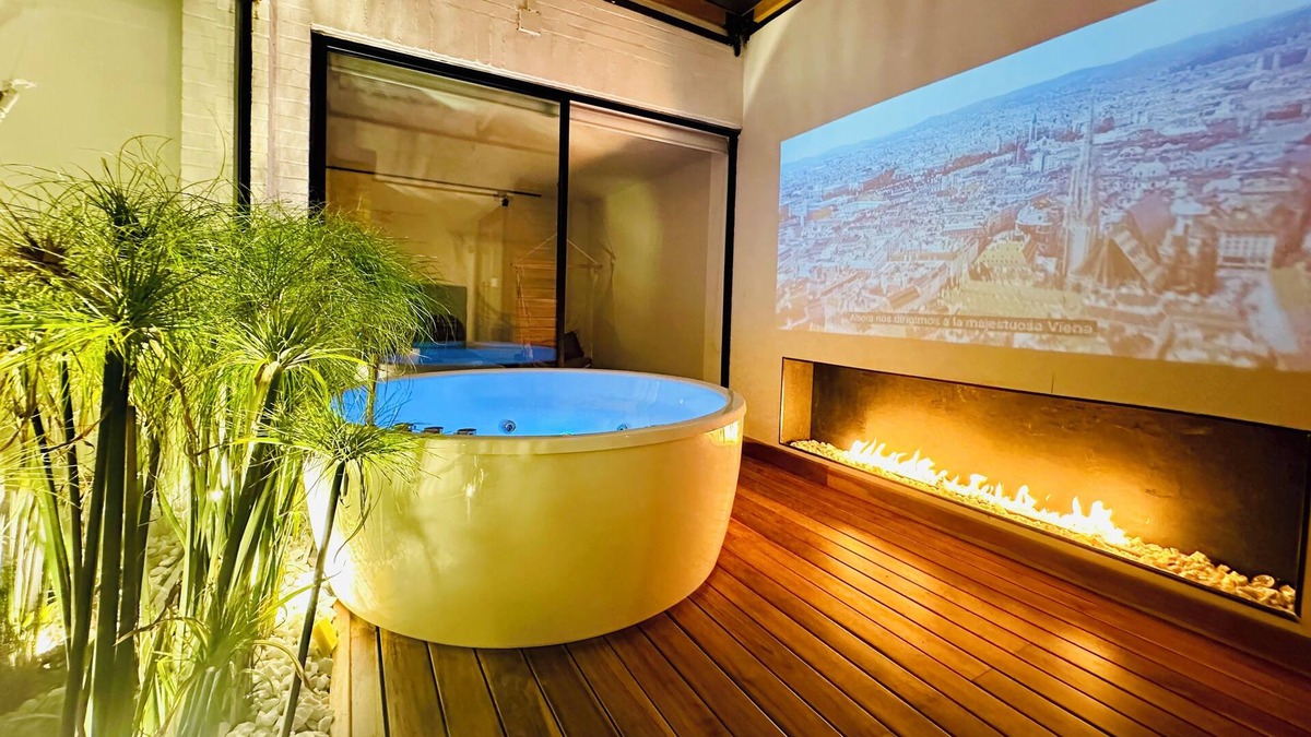 Calle 100 Apartment | Apt with private jacuzzi sauna sauna fireplace cinema and gym king size bed 93 park