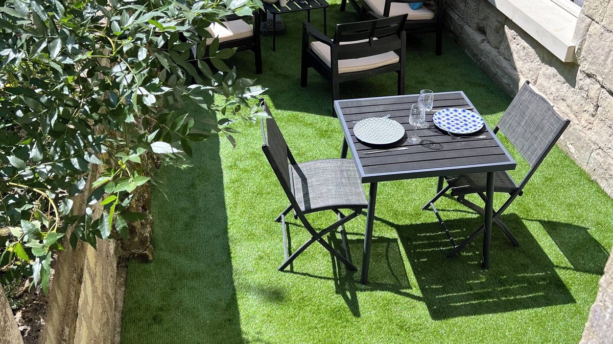 Chinon Apartment | Apt with private outdoor area, 500m from the château. bike parking, self-guided arrival.